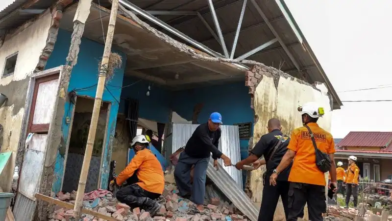 Endonezya'da 5,7 Büyüklüğünde Deprem: 8 Ev Yıkıldı, Yaralılar Var