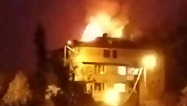 Saman Dolu Çatıda Büyük Yangın! Mahalle Sakini Acil Durumda Sokağa Çıktı