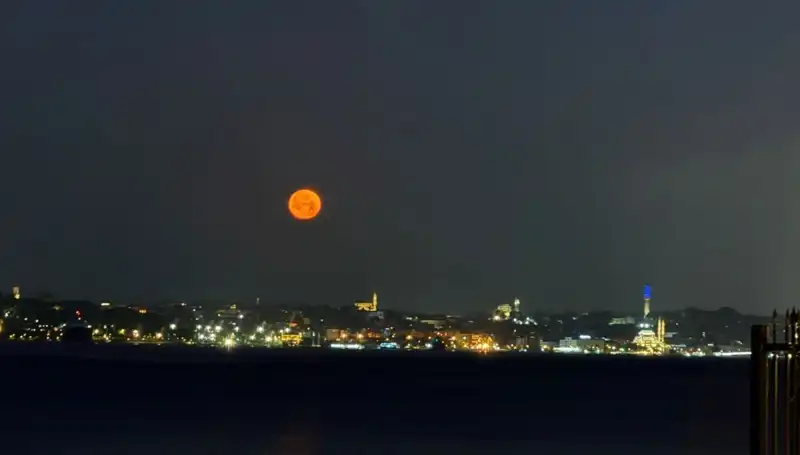 İstanbul'da Çilek Dolunayı: Hayranlık Uyandıran Görüntüler Bir Araya Geldi