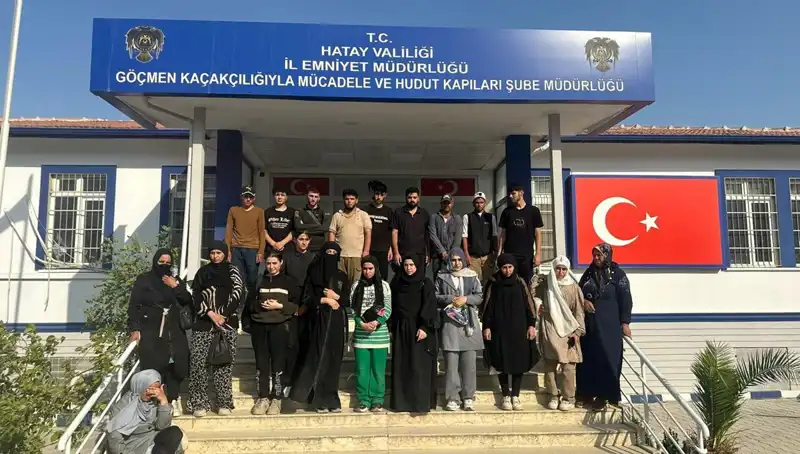 24 Göçmen Minibüste Yakalandı: Türkiye’nin Sınır Güvenliği Alarm Verdi