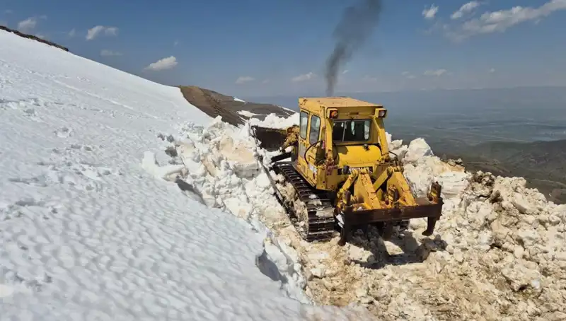 Nisan Ayında 2 Metreyi Bulan Kar: Yol Açma Çalışmaları Başladı!