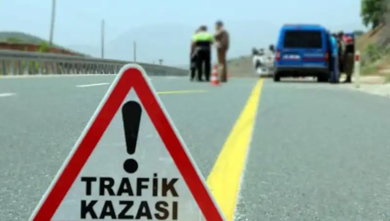 Hafif Ticari Araç ve Otomobil Çarpıştı: 6 Kişi Hayatını Kaybetti