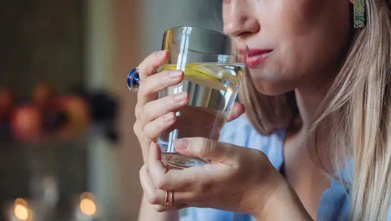 Aç Karnına 1 Litre Su İçmenin Sabah Rutinine Faydaları