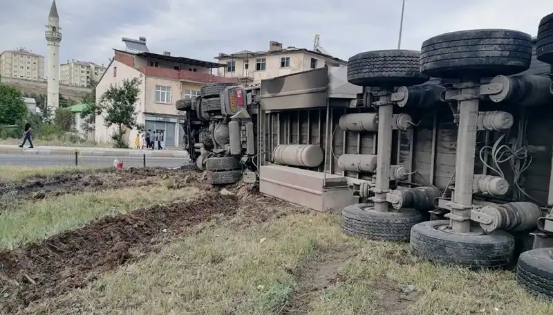 Erzurum'da Freni Boşalan TIR Dehşet Saçtı: Kaza Anı Gözler Önünde
