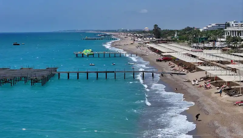Antalya Sahillerinde Yazın Zirve Noktası: Güneşli Hava Keyfi