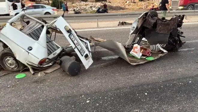 Bariyere Çarpan Araçta Dehşet! Bir Ölü, Bir Yaralı