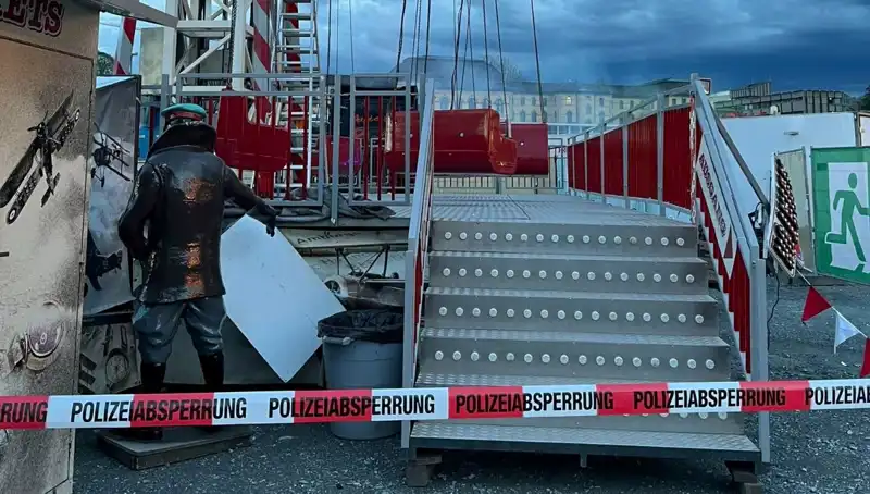 Dönen Salıncak Reklam Direklerine Çarptı: Facianın Eşiğinden Dönüldü!