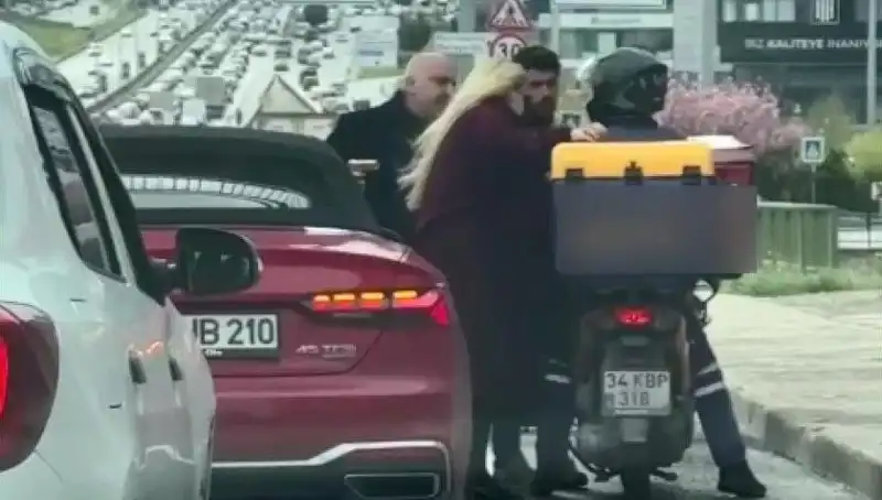 D-100 Karayolu'nda Motokurye Korkusu: Silah Çeken Sürücü Şoketti!