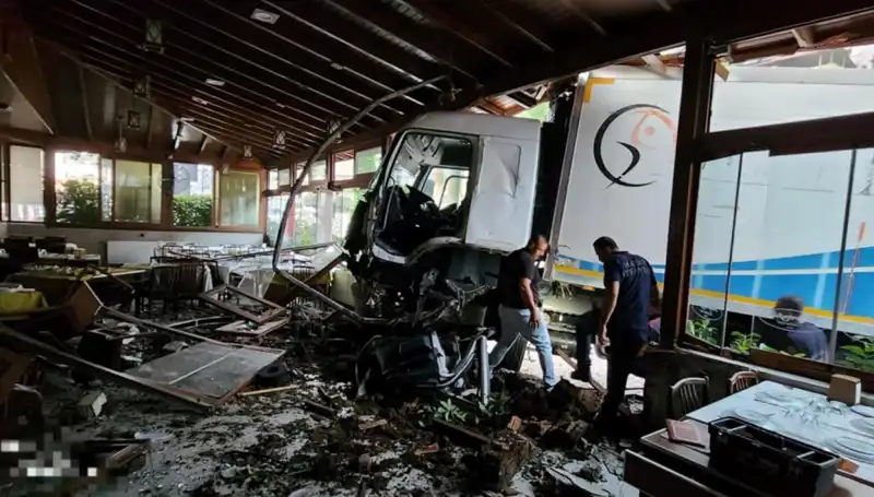 Freni Boşalan Kamyon Restoranın İçine Daldı: Şok Gelişmeler