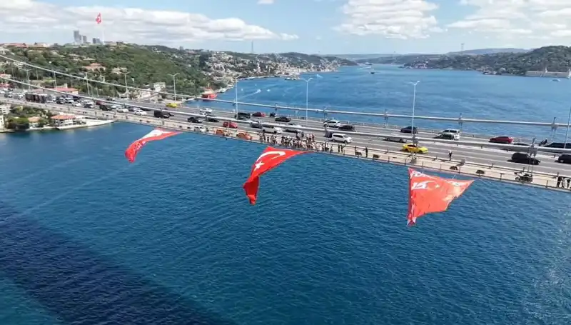 Dev Türk Bayrağı Köprüye Asıldı, Coşku Doruğa Ulaştı!