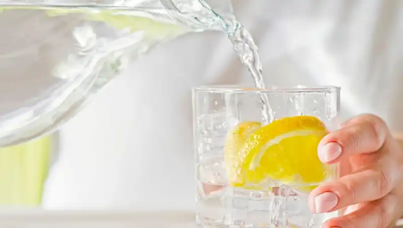 Limonlu Su Tüketmenin Bilinmeyen 8 Faydası: Doktor Açıklıyor