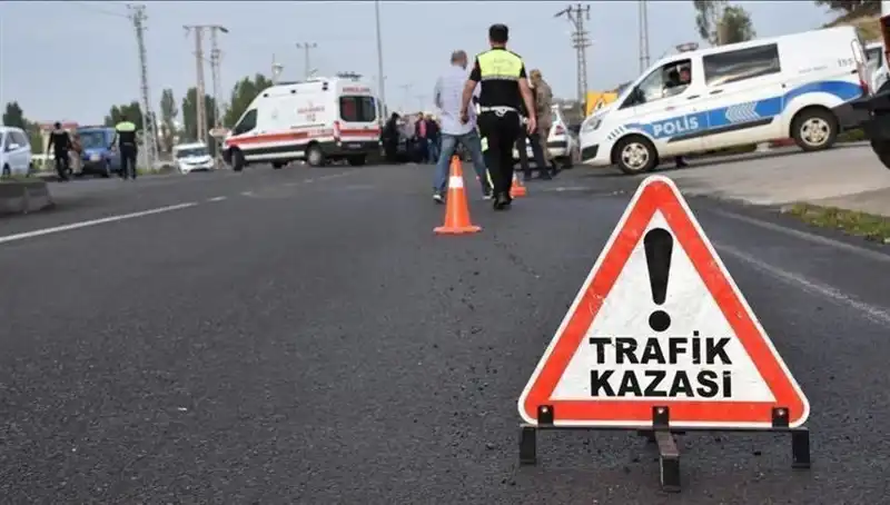 Antalya'da Feci Kaza: Otomobil Kanala Devrildi, İki Yaralı Var