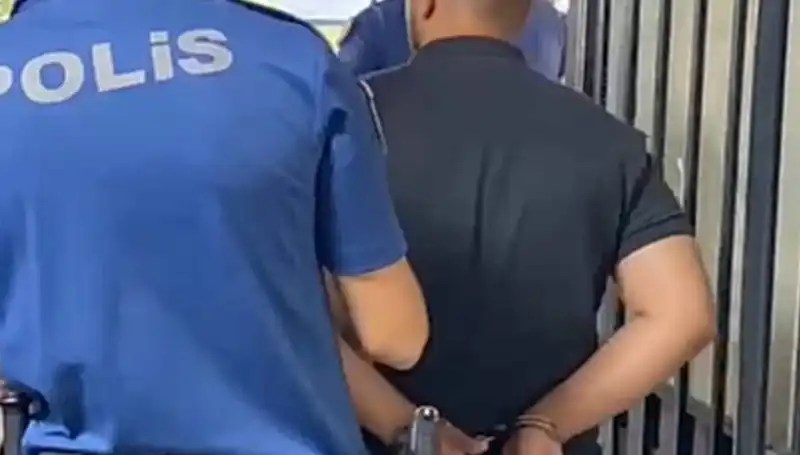 İzmir'de Polis Ekiplerine Saldıran Şahıs Yakalandı: Tutuklama Süreci Başladı