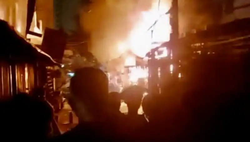 Vietnam'daki Korkunç Yangında Sekiz Kişi Hayatını Kaybetti