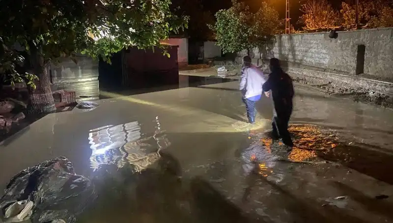 20 Dakikalık Şiddetli Yağış Felakete Dönüşünce: Ev Çöktü, Aileler Tahliye Edildi
