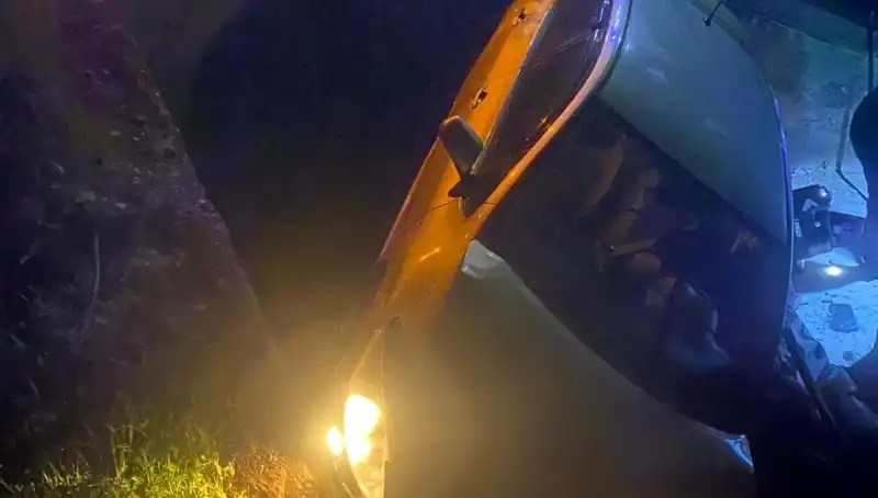 Adana’da Otomobil Kaza Yaptı: Şarampole Devrilen Araçta İki Yaralı
