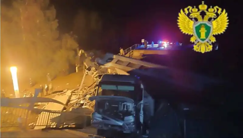 Rusya'da Çöken Köprüler ve Raydan Çıkan Trenler: Yıkıcı Kaza!