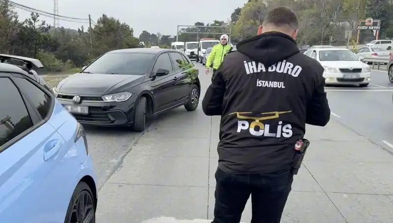 Emniyet Şeridini İhlal Eden Sürücü, Ceza Yerine Yolda Hazine Buldu!