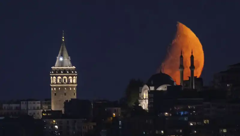 İstanbul'da Yarım Ay Gökyüzünü Aydınlatıyor: Doğanın Eşsiz Güzelliği