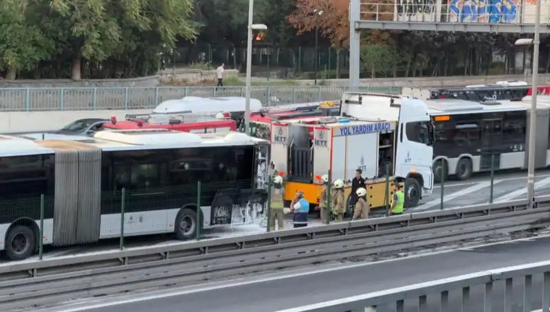 İstanbul Metrobüsünde Yangın! Trafik Kaotik Hale Geldi