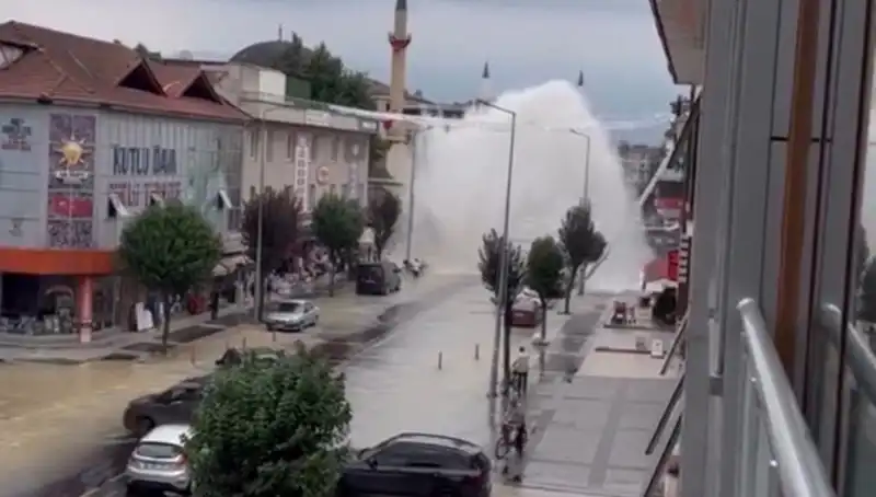 İçme Suyu Hattında Patlama: Şehirde Su Fışkırması Panic Yaratıyor