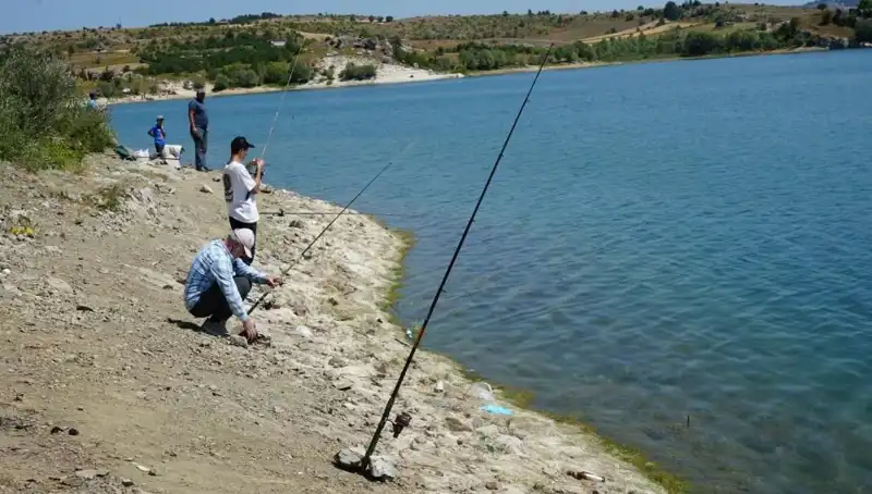 Kafes Patladı, Balık Avına Çıkanlar Baraja Akın Etti!