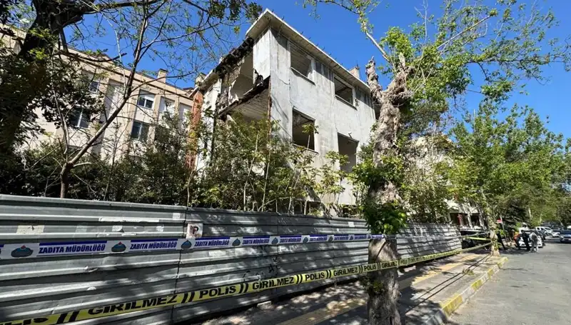 Bakırköy'de Metruk Bina Depremle Kısmen Çöktü: Çevredekileri Tedirgin Etti