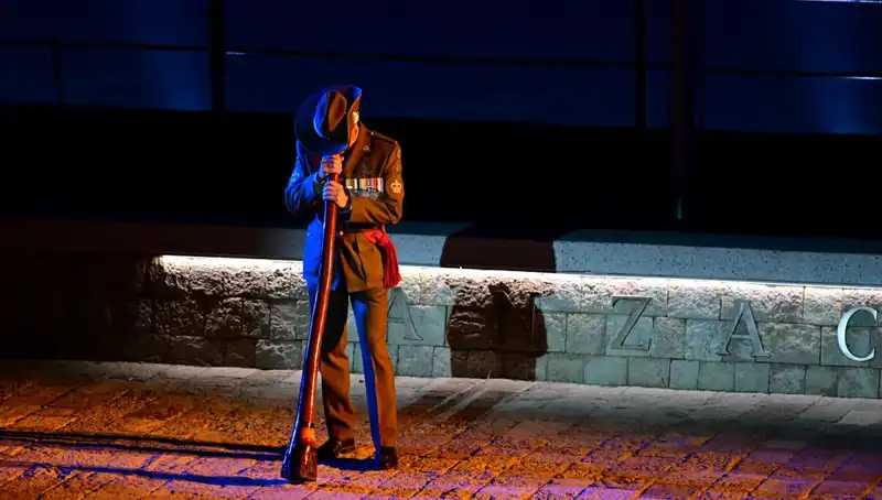 Anzak Koyu’nda Duygu Dolu Şafak Ayini: Anma Töreninin Detayları