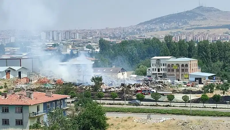 Otluk Alanda Yayılan Yangın Büyük Bir Depoyu Küle Çevirdi