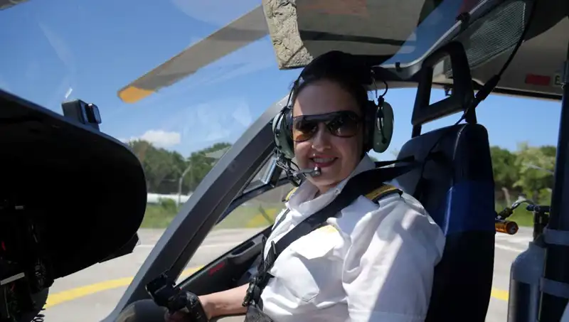 Türkiye'nin İlk Kadın Ambulans Helikopter Pilotu: Yer Çekimine Meydan Okuyor