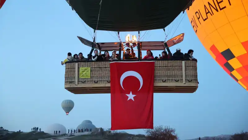 Kapadokya'nın Gökyüzü Türk Bayraklarıyla Dolduruldu: 23 Nisan Coşkusu
