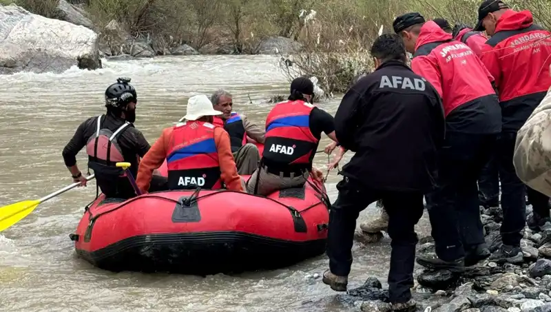 Zap Suyu'nda Mahsur Kalan 4 Kişi Kurtarıldı: Hayat Kurtaran Operasyon