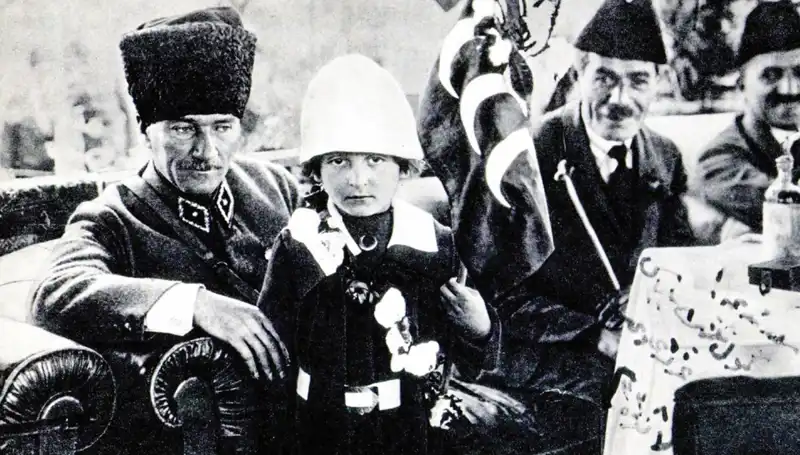 Bayramın Gizli Hikayesi: O Şapkanın Altında Neler Saklı?