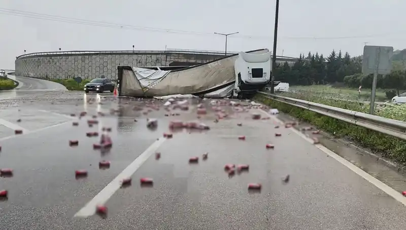 TIR Devrildi, İçkiler Yola Saçıldı: Kaza Anındaki Kaos!