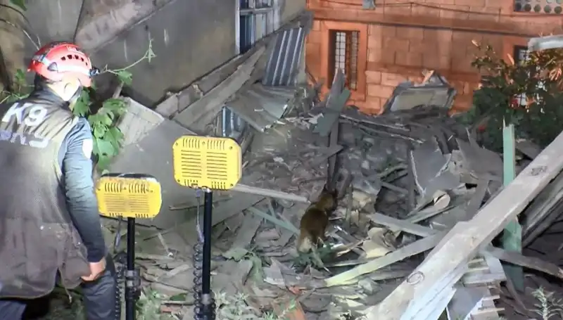 İstanbul'da Deprem Sonrası Çöken Bina: Nedenleri ve Sonuçları