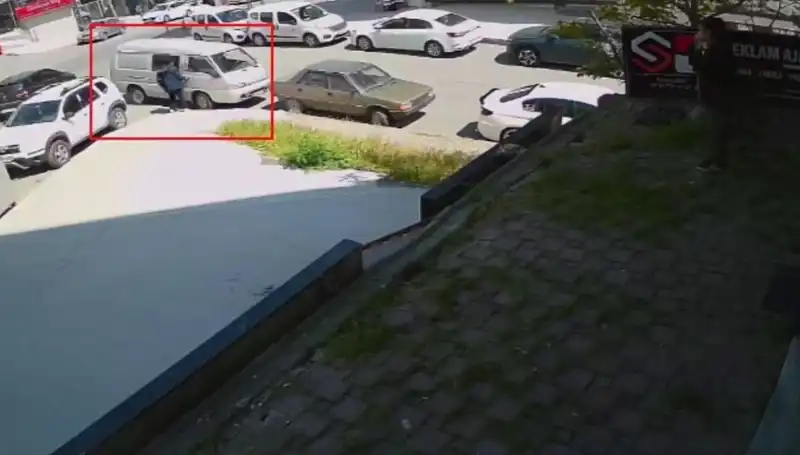 Hırsızlık Anında Dikkatli Sürücü Suçüstü Hırsızı Yakaladı