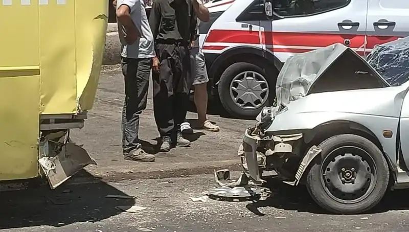 Halk Otobüsü ile Otomobil Çarpıştı: Yaralanan İki Kişi Hastaneye Kaldırıldı