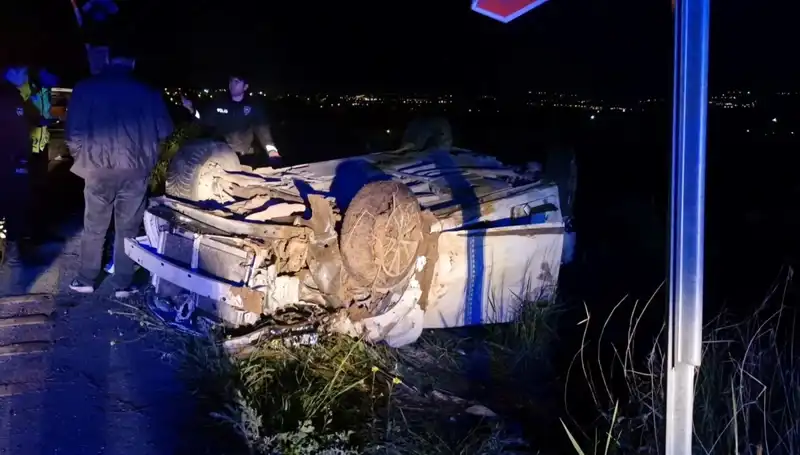 Otomobil Şarampole Devrildi: Korkunç Kaza Sonrası 1 Ölü, 3 Yaralı!