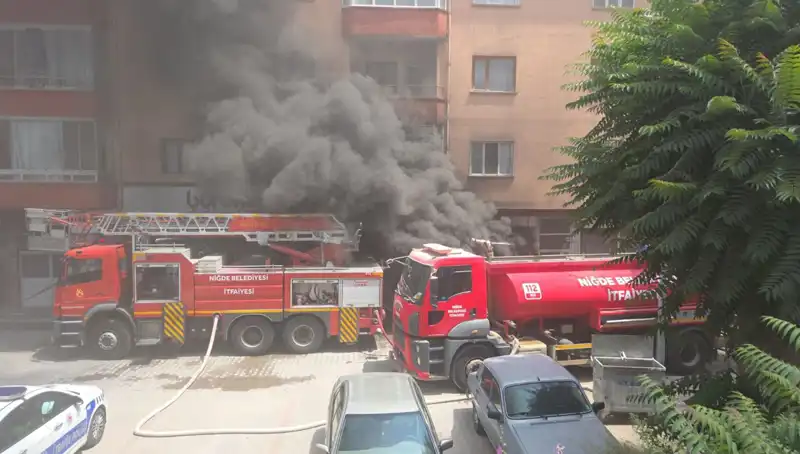 Niğde'deki Beyaz Eşya Deposunda Korkutan Yangın: Can ve Mal Kaybı Olmadı