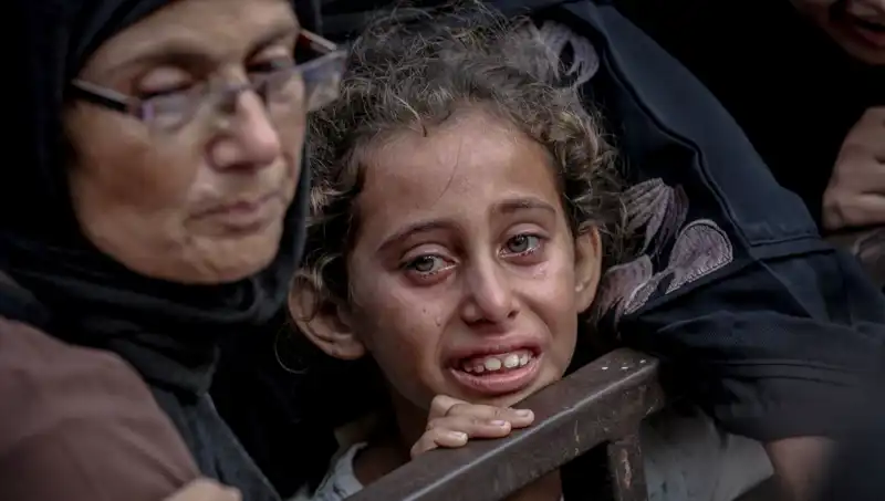 Gazze'de Çığır Açan İddia: İsrail Askeri Yemekleri Toprağa Gömüyor!