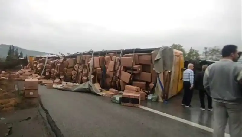 TEM Otoyolu'nda TIR Kazası: Ankara Yolu Trafiğe Kapandı
