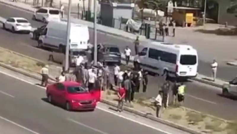 Yolun Karşısına Geçen Yaya Otomobilin Altında Kaldı: Kaza Anı Kamerada