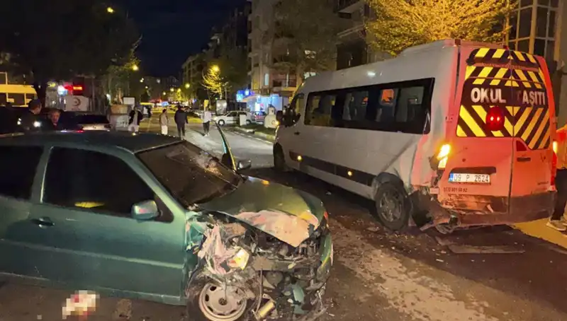 Otomobil Servis Minibüsüne Çarptı: Korkunç Kazada 6 Kişi Yaralandı