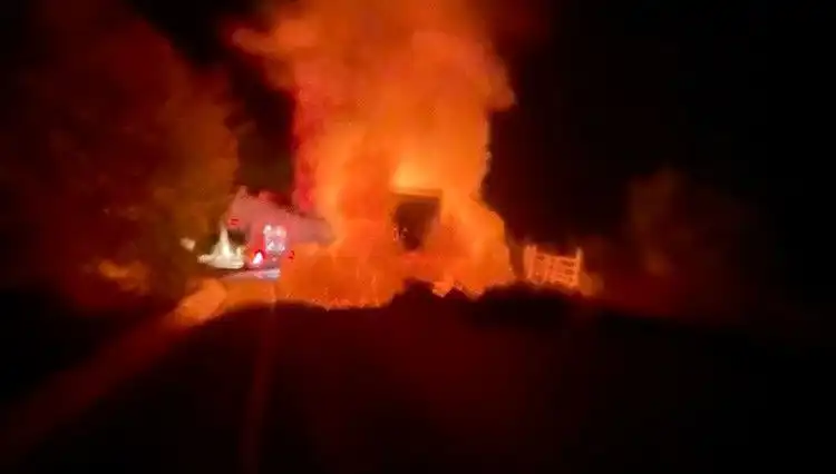 Seyir Halindeki Kamyonet Alev Alev Yandı: Olay Anına Tanıklık Edenlerin Şok İfadesi