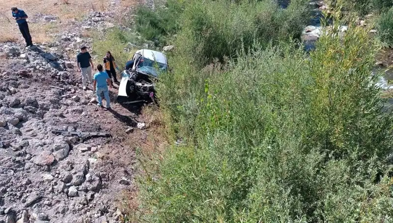 Sivas'ta Otomobil Dere Yatağına Uçtu: İki Kişi Hayatını Kaybetti