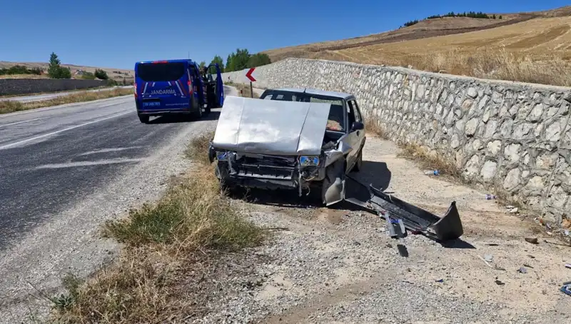Kontrolden Çıkan Otomobil Duvara Çarptı: İki Yaralı, Kaza Anı Gözler Önünde!