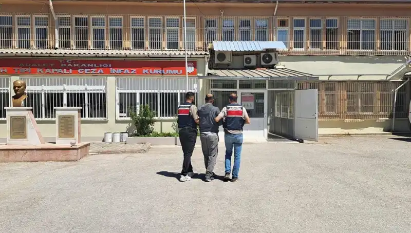 Kırmızı Bültenle Aranan Suçlu Eskişehir'de Kornerde Yakaladı