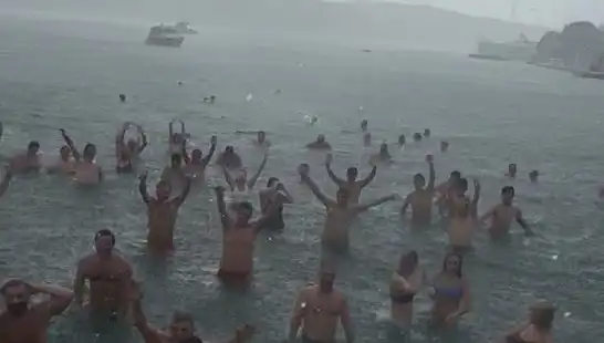 İstanbul'da Yağmura Rağmen Bebek Sahili'nde Denize Giren Kalabalık Dikkat Çekti